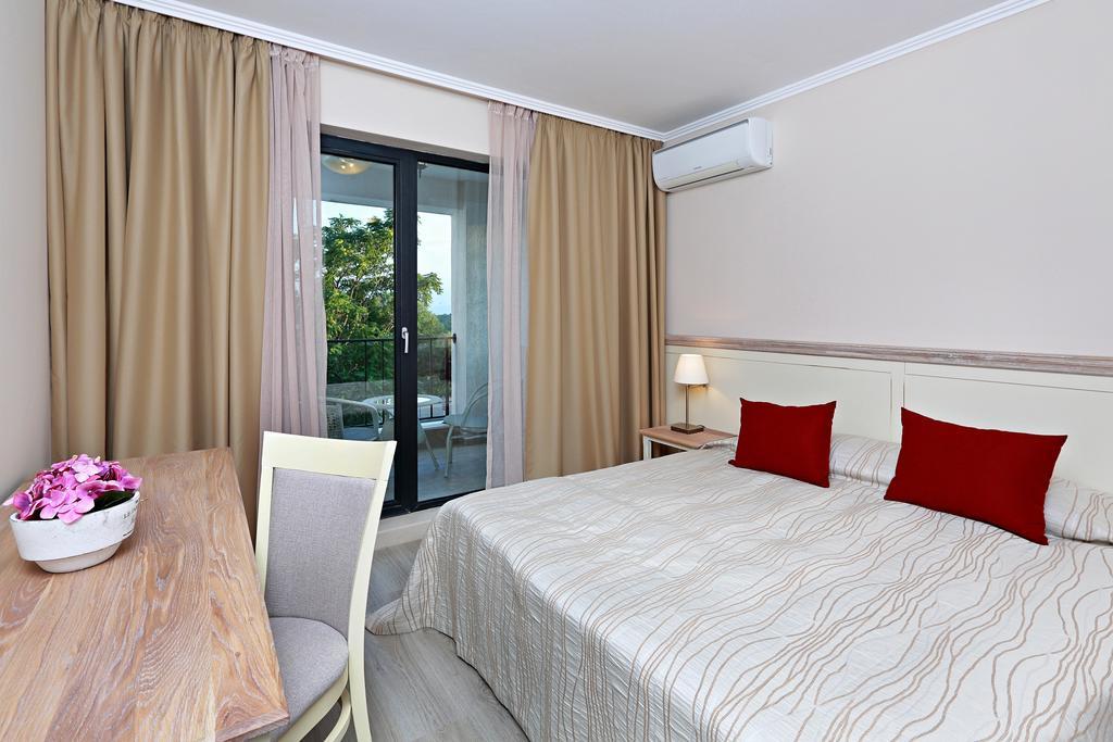 Private Apartments In White Rock Castle Балчик Номер фото